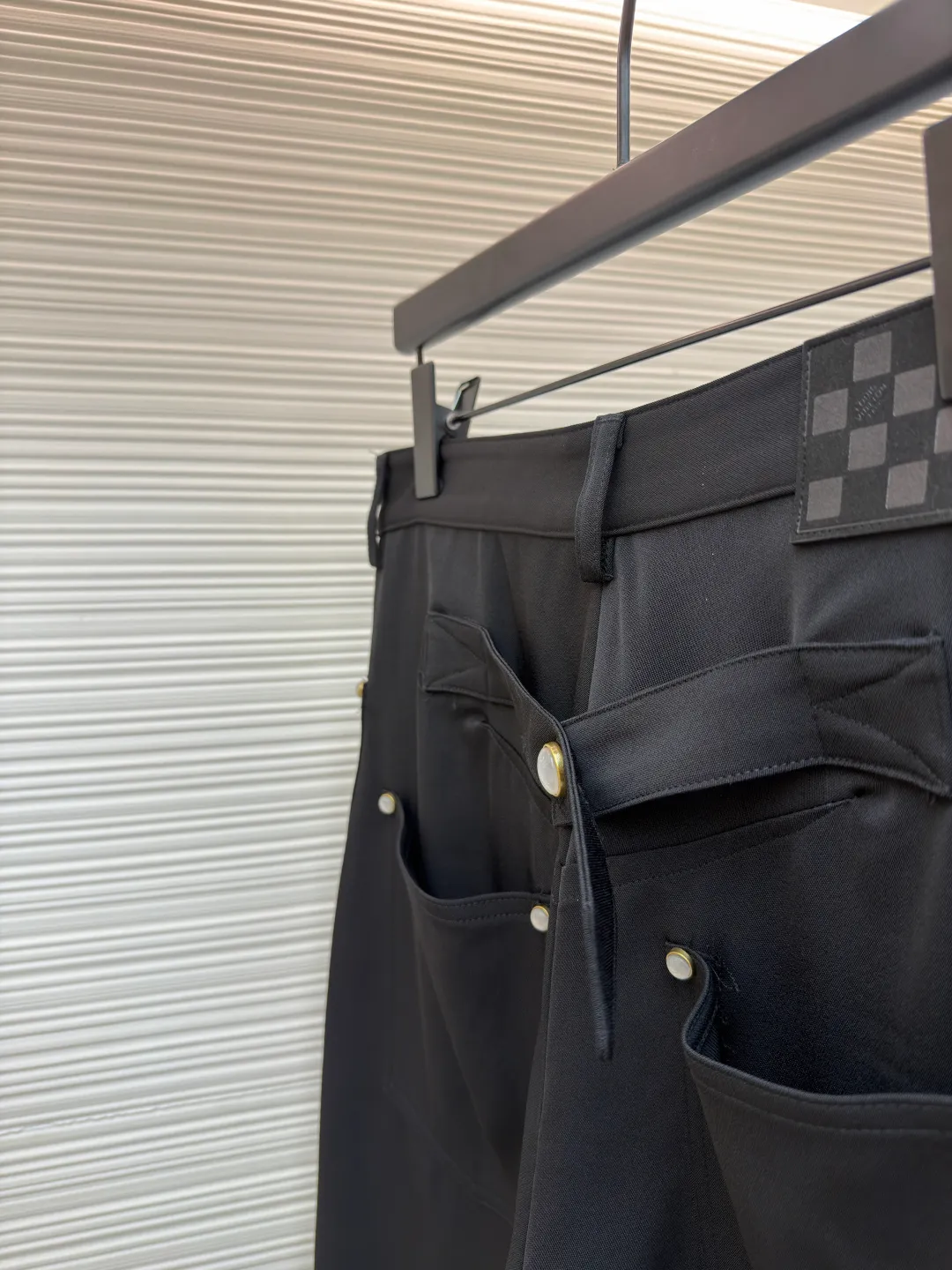 LOUIS VUITTON trousers with back earrings ●Original version: Purchased and developed for 12900 ●Item number: 1680814-A80 ●Fabric: Sheep spinning fabric ●Technology: Made on positioning cutting machine ●Version: Loose version ●Weight: about 680 grams ●Size: 46-48-50-52 ●Description: Using newly sheared sheep wool spinning and dyeing fabrics, high-speed rapier weaving in a dust-free and static-free workshop , double-sided weave, reverse satin texture, front messy texture, matching 60s cotton imitation Tencel twill lining, back pocket template motorcycle leather embossed embossed seal, 3# Swiss tooth bronze square slider, closed zipper, and the Saddle leather patch on the back pocket complement each other. The I-shaped buckle + rivets are made of bronze material with a bronze base. The molded pure natural pearl flat nails and buttons are laser-engraved in the later stage to make each one unique, and the overall vision has a halo effect. The overall wiring is straight and delicate, the fabric is comfortable and soft, and the color is consistent without color difference. It can be matched with the same style to create a fashionable look and control various occasions. Customized accessories, complete with three standards, same style for men and women!